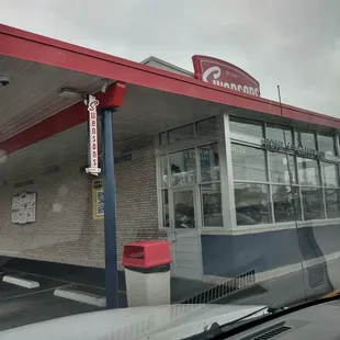 the exterior of a restaurant