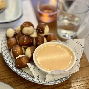 PRETZEL BITES