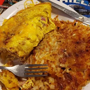 a plate of breakfast food