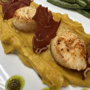 Scallops with delicata puree and prosciutto chips, with herb oil accompanied by fresh green beans;)