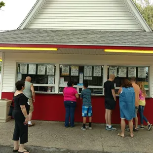 people ordering food