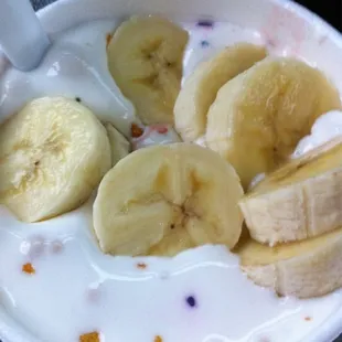 banana slices and yogurt