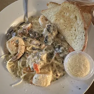 a plate of pasta with chicken and mushrooms