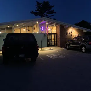the outside of a restaurant at night