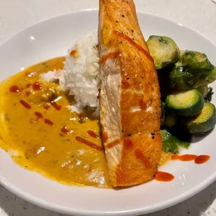 Salmon, steamed rice and veggies with Thai-Curry sauce