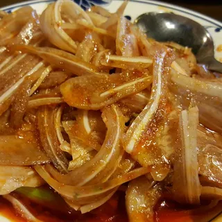 Sliced Pig Ear with Hot Oil