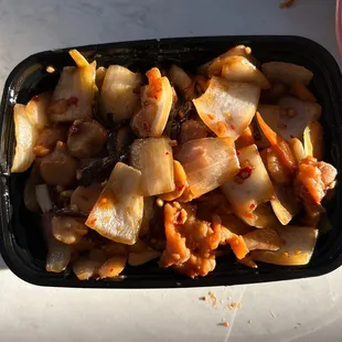 spicy chicken w garlic sauce.. no chicken and no flavor