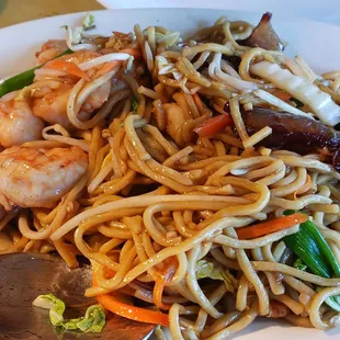 Shrimp lomein with Chinese bacon