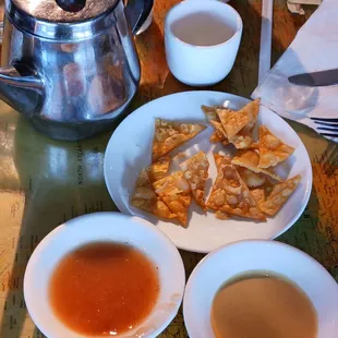 Crispy wonton chips with sauces, tea