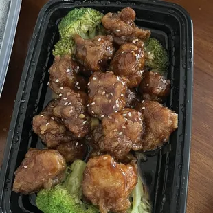 605. Crispy Sesame Chicken : very good tender big pieces of chicken