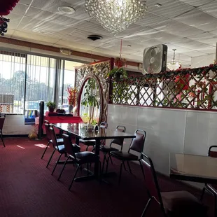 Entrance with dusty plastic flowers