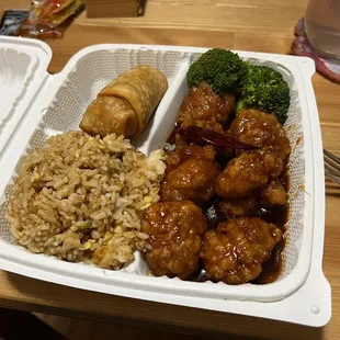 General Tso&apos;s Chicken Dinner Combo, really well presented. Just the right portion.