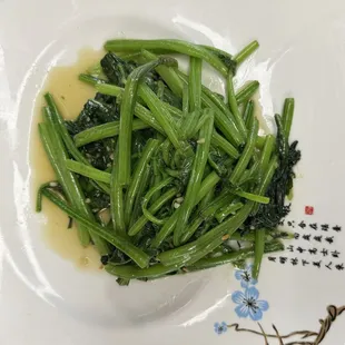 Spinach with light garlic sauce