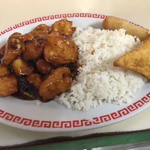 One of the most popular dishes, General Tao's chicken with steamed rice! Come enjoy a lunch special from 11-3!