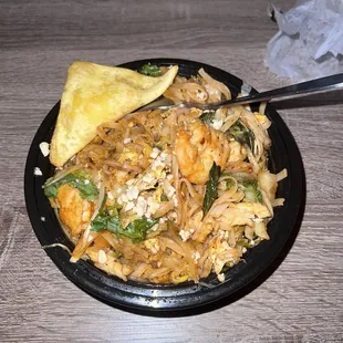 Pad Thai, Crab Rangoon (6)