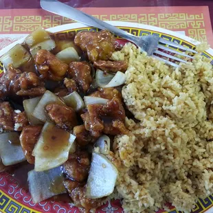 This is by far the best general chicken I&apos;ve tasted. And with onions even better.