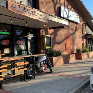 entrance of t-birds pizza