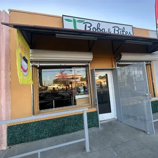 Front view of this cute Mom &amp; Pop shop
