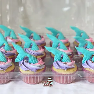 ws cupcakes in a plastic container