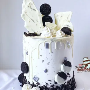 ws a cake decorated with cookies and white icing