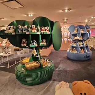 Snoopy and bear shelving