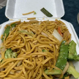 Vegetable lo mein