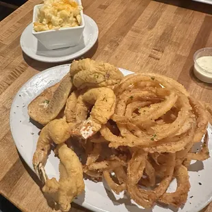Fried catfish and fried shrimp w/onion rings and Mac  and cheese
