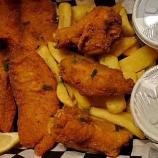 Bubba&apos;s Fried Fish N Chicken Platter