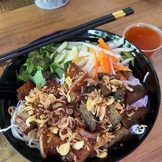 22. Rice Noodles with Lemongrass Grilled Beef