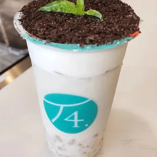 Potted Plant Milktea.
(Earl grey milktea base topped with seasalt cream and crushed oreo cookies).