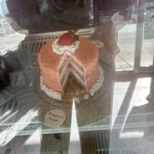 Strawberry crunch cake