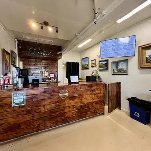 Small outdoor high bar with about 6 seats and small indoor counter with about 5-6 seats to eat quickly or wait for takeaway.