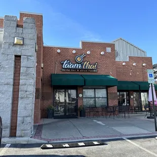 the outside of a restaurant