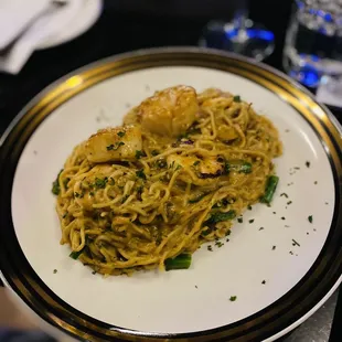 Creamy scallop &amp; shrimp noodle