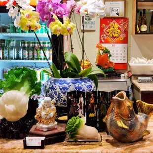 Artistic displays show the emphasis about restaurant ambience and cleanliness.