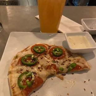 Yummy hazy ipa but the pepperoni jalapeño flatbread needs improvement .
