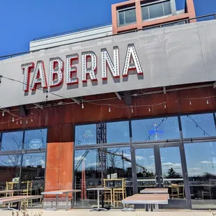 the outside of the restaurant