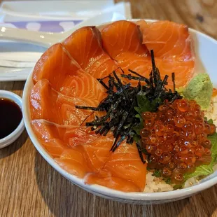Salmon ikura donburi. Instagram: TianTianEats