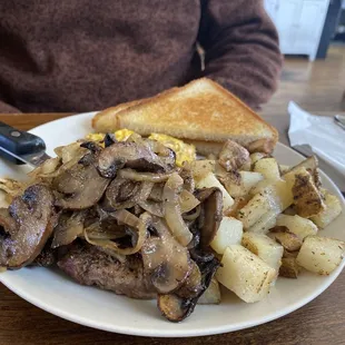 Steak and potatoes. Was delicious.