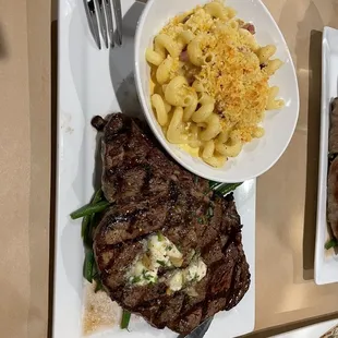 Steak, braised green beans, macaroni and cheese