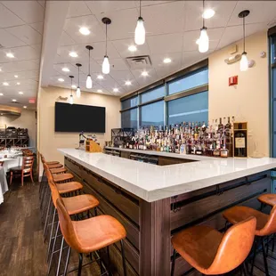 the bar and dining area of a restaurant