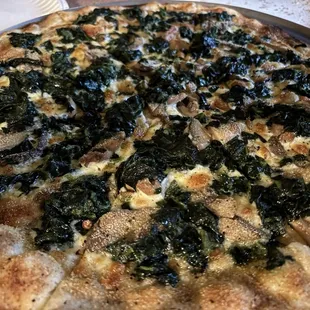 White pizza with spinach and mushroom