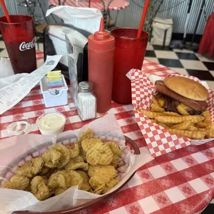 Single Meat Maniac Burger, Fried Pickle Chips