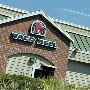 the front of a taco bell restaurant