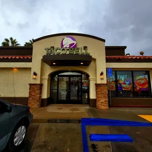 the entrance to a taco bell restaurant