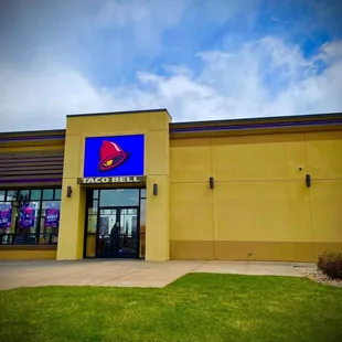 the front of a taco bell restaurant