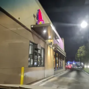 the outside of a restaurant at night