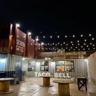 the outside of a restaurant at night