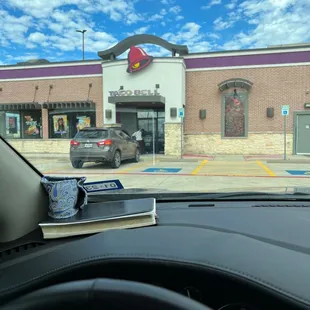 Lady trying to get into the lobby to enjoy a meal.