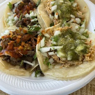 A little close up of the chicken and Asada tacos with everything on it.